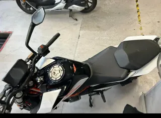Moto KTM Duke 390 Blanca y Naranja