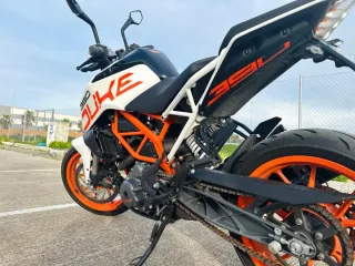 Moto KTM Duke 390 Blanca y Naranja