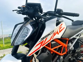 Moto KTM Duke 390 Blanca y Naranja