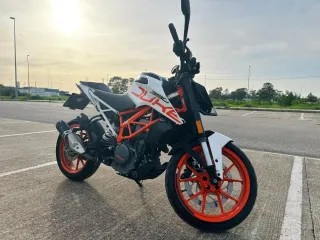 Moto KTM Duke 390 Blanca y Naranja