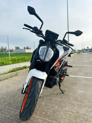 Moto KTM Duke 390 Blanca y Naranja