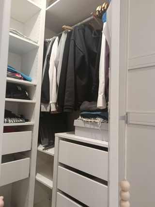 Armario esquinero beige y blanco