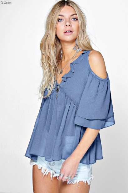Blusa azul con hombros descubiertos de Boohoo