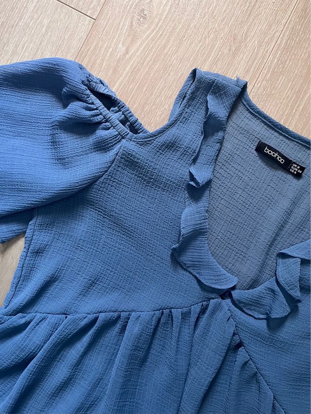 Blusa azul con hombros descubiertos de Boohoo