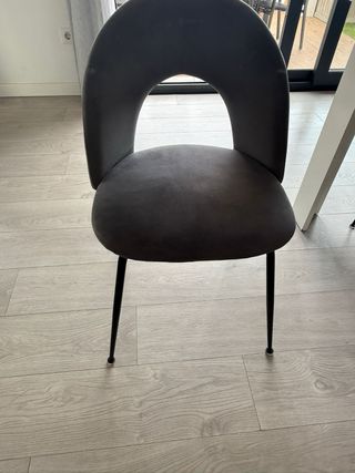 Mesa blanca y 6 sillas grises