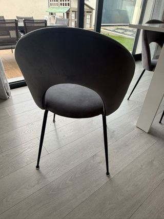 Mesa blanca y 6 sillas grises