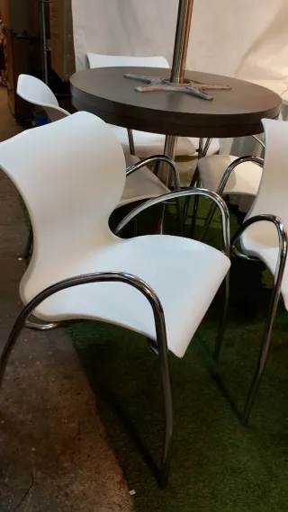 2 MESAS Y 5 SILLAS 2A OPORTUNITAT
