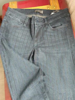 Pantalones vaqueros Guess con pedrería
