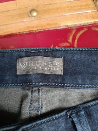 Pantalones vaqueros Guess con pedrería
