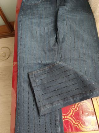 Pantalones vaqueros Guess con pedrería