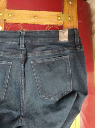 Pantalones vaqueros Guess con pedrería