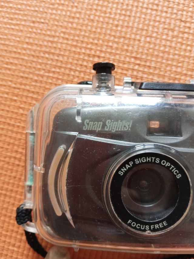 Cámara analógica con funda acuática