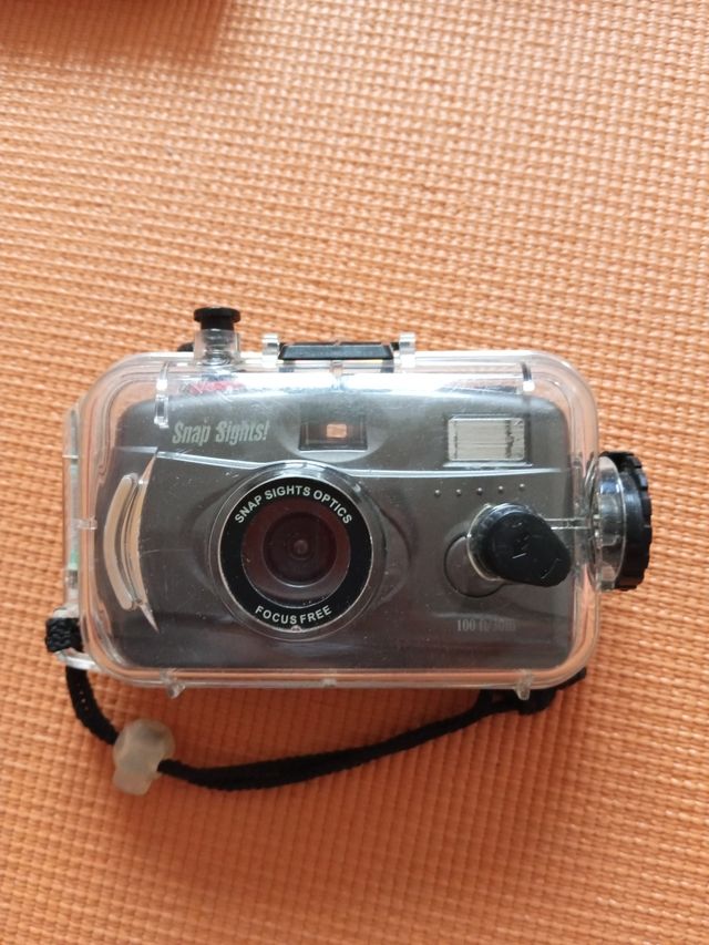 Cámara analógica con funda acuática