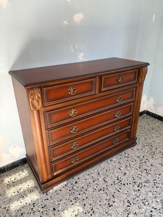 Cómoda de madera clásica