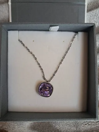 Collana con pendente viola