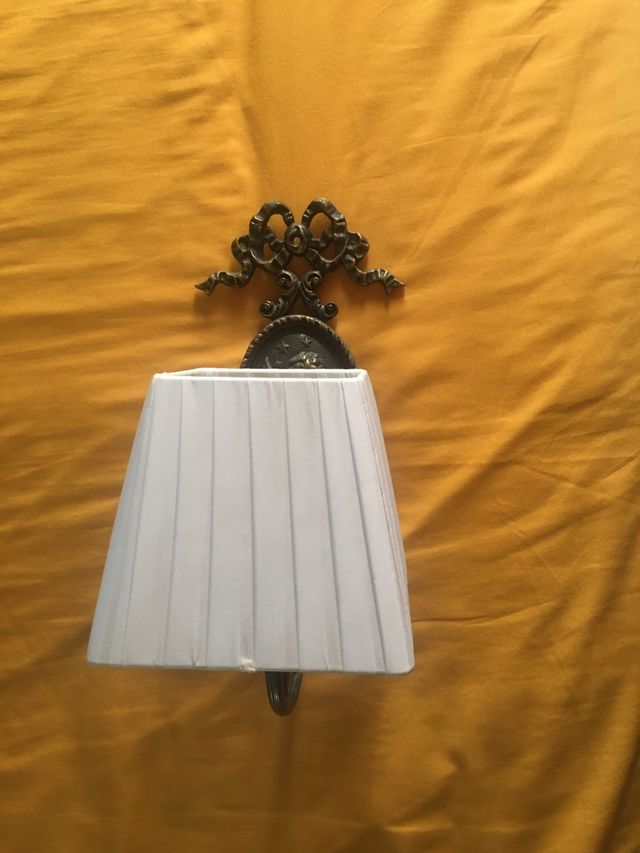 Aplique de pared dorado con pantalla blanca