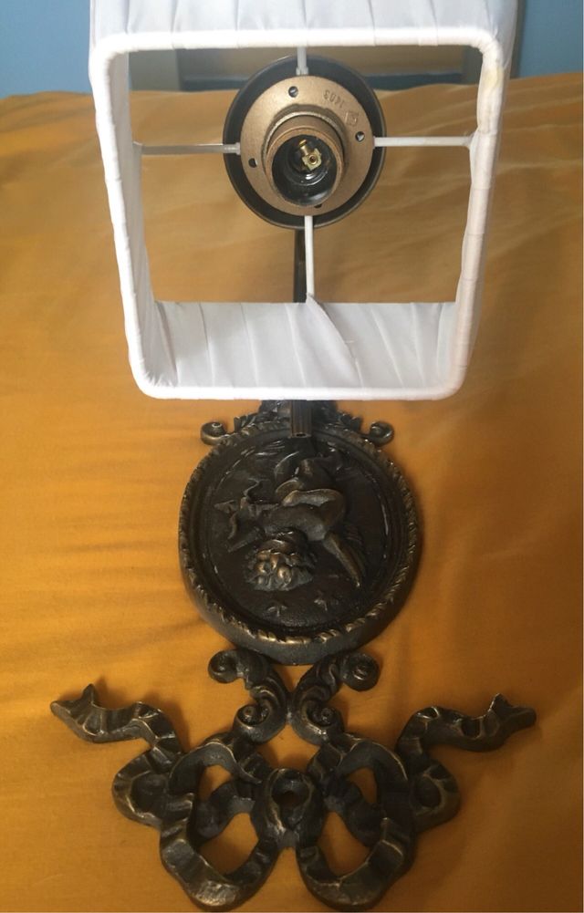 Aplique de pared dorado con pantalla blanca