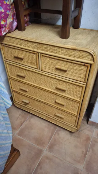 Cómoda de mimbre y bambú