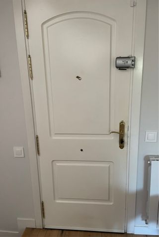 Puerta de calle blanca