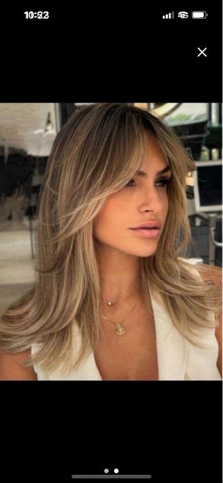 Preciosa peluca escalada con reflejos