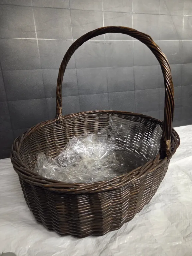 Cesta de mimbre con asa