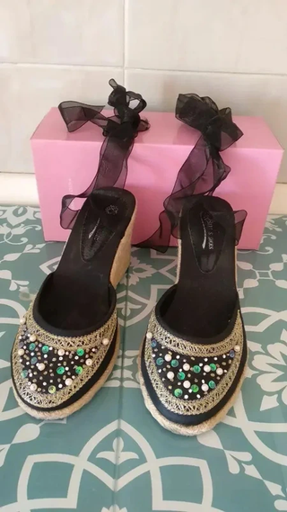 Sandalias de cuña negras y doradas