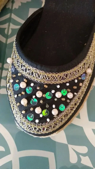Sandalias de cuña negras y doradas