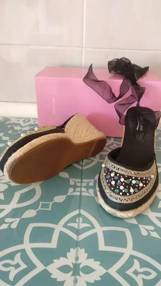 Sandalias de cuña negras y doradas