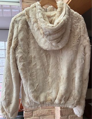 Cazadora pelo capucha Pull and Bear crema