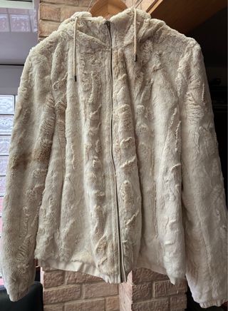 Cazadora pelo capucha Pull and Bear crema
