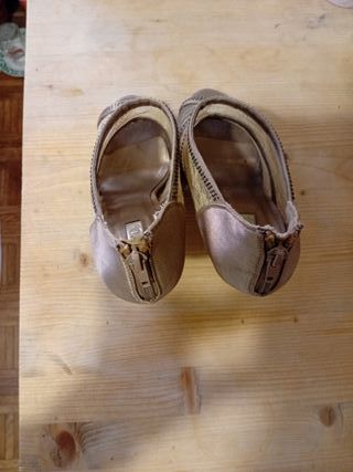 Zapatos de tacón XOXO Beige y Dorado