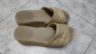 Sandalias cuña mujer beige