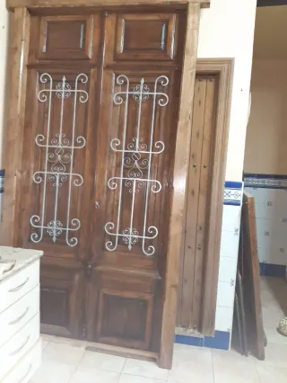Puerta antigua madera con rejas