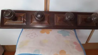Perchero de madera con 4 pomos
