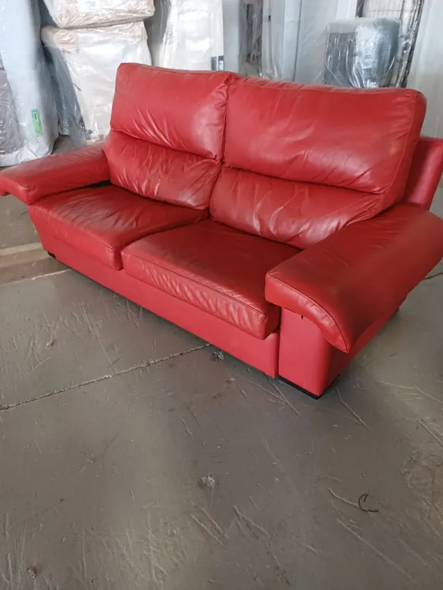 Sofá de piel rojo