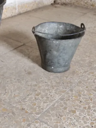 Cubo vintage de zincg  grande 10 € otro pequeño 5€