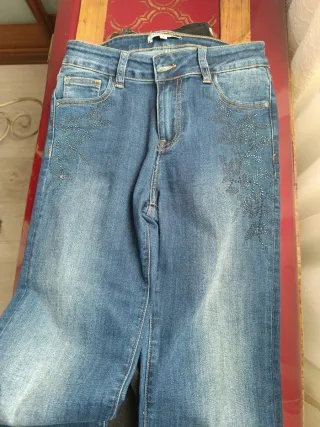 Pantalón vaquero con pedrería