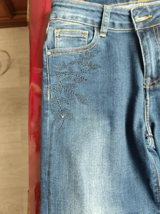 Pantalón vaquero con pedrería