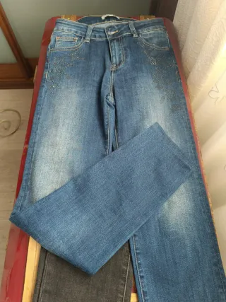 Pantalón vaquero con pedrería