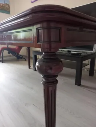 Mesa de salón de madera