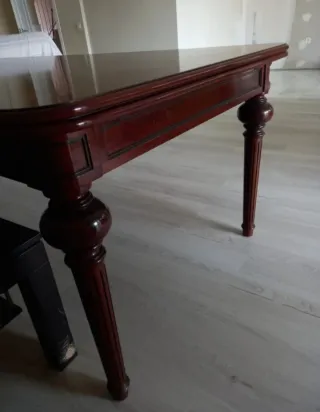 Mesa de salón de madera