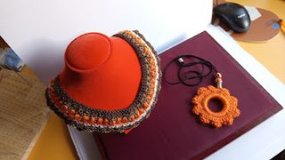 Collar mujer crochet flor naranja