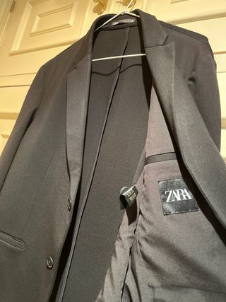 Americana y pantalón color negro. Solo una puesta
