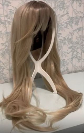 Preciosa Peluca rubio claro con flequillo