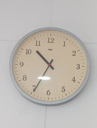 Reloj de pared analógico gris plata mate