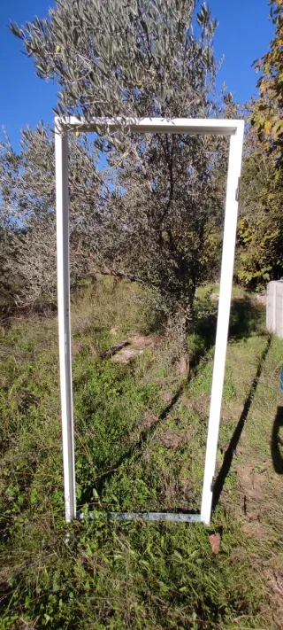 Marco de puerta metálico blanco