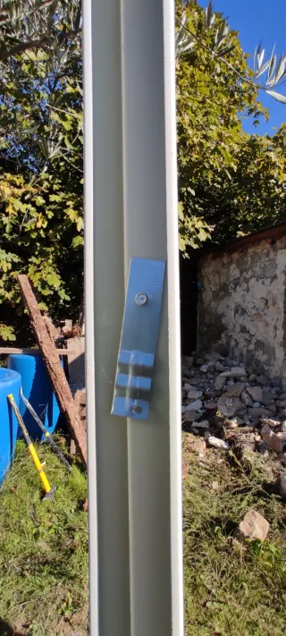 Marco de puerta metálico blanco