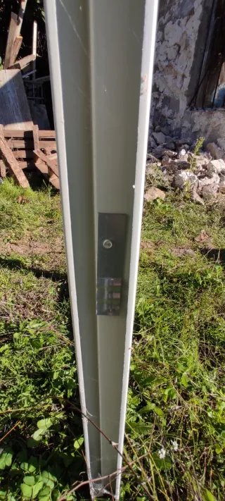 Marco de puerta metálico blanco