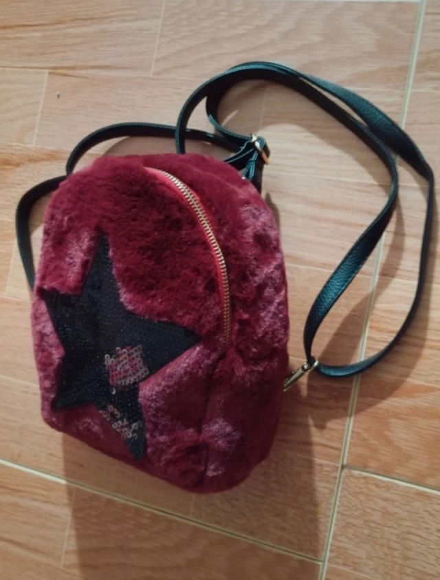 Mochila peluche mujer extra suave 
Color burdeos.