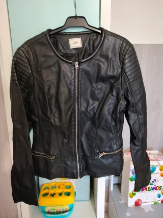 Cazadora efecto piel negra